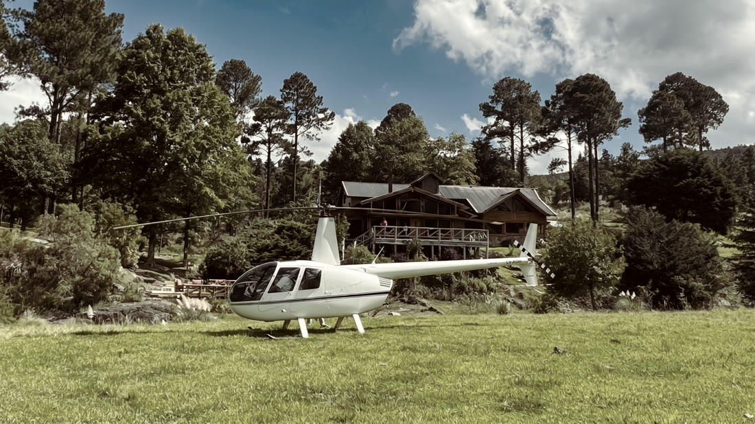 Helicóptero aterrizado frente a la casa de la estancia